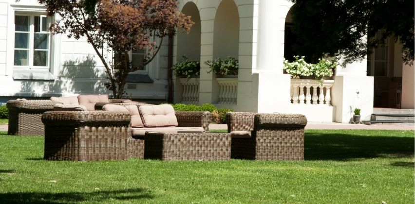 Technorattan, drewno czy metal? Poradnik wyboru mebli ogrodowych