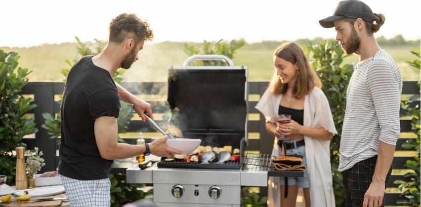 Nowoczesna kuchnia pod chmurką – dlaczego grill gazowy stał się centralnym punktem rodzinnych spotkań w ogrodzie?