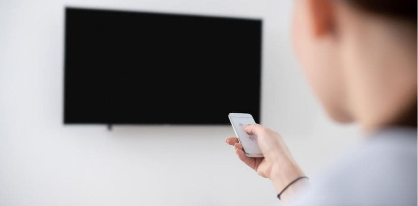 Telewizor do jasnego salonu – jak poradzić sobie z odbiciami światła?