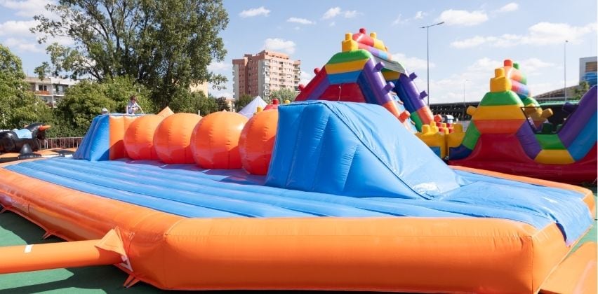 Strefa zabaw w ogrodzie dla dzieci - jak zaplanować wymiary i bezpieczeństwo