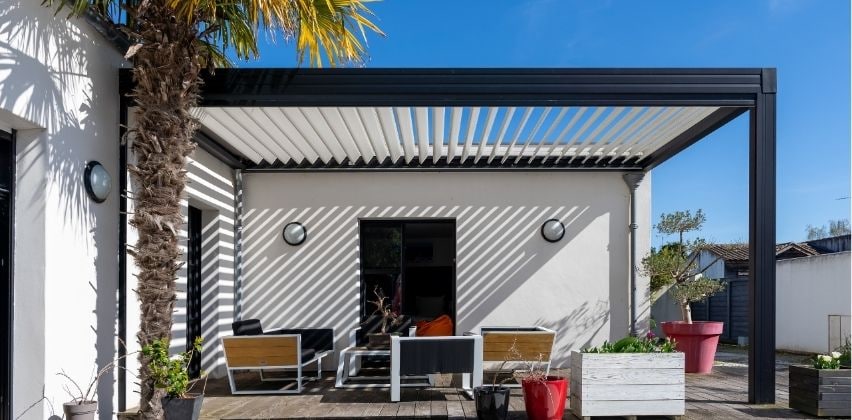 Pergola tarasowa dopasowana do domu - co warto uwzględnić przed zakupem?